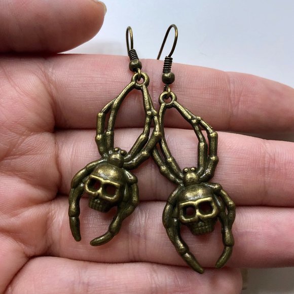 💍2/$20! Handmade Antique Gold Skull & Spider Earrings - Picture 2 of 4